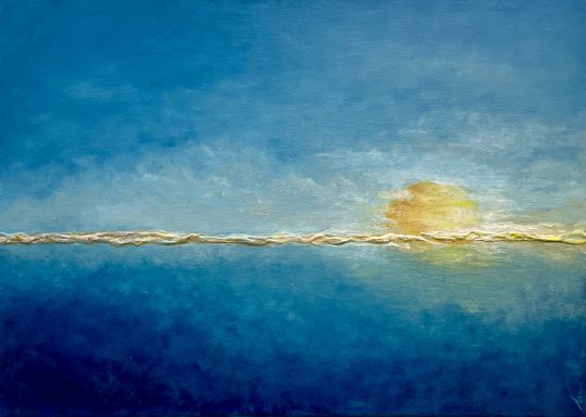 ALBA Atardecer sobre el mar, con tonos azules y un sol dorado en el horizonte.