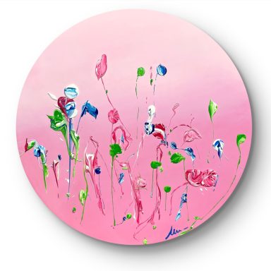 IMPULSO-LATENCIA Flores coloridas en un fondo rosa suave, con trazos abstractos.