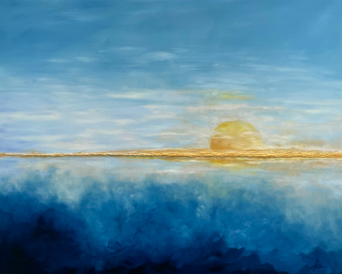 AUBE Amanecer sobre un océano azul, con un sol dorado en el horizonte.