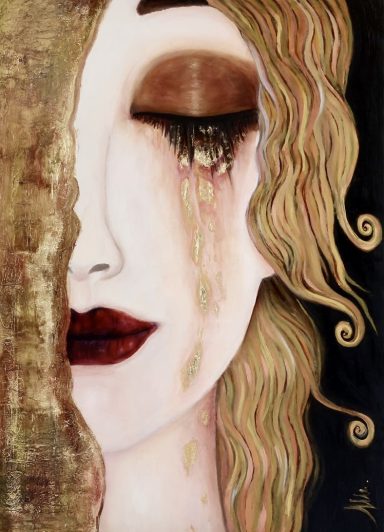 LARME D´OR Retrato de una mujer con lágrima dorada y cabello ondulado, parte oculta detrás de un tronco.