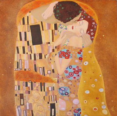 KISS ME Pareja abrazada con patrones decorativos en un fondo dorado.