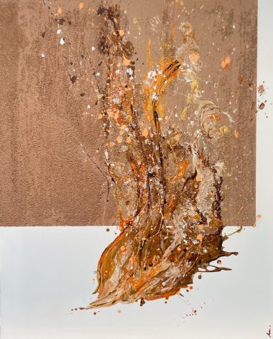 CAMINO-TEKA Composición abstracta con tonos marrones y naranjas que evoca llamas dinámicas.