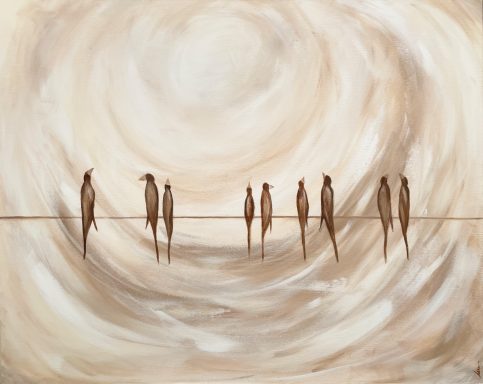 DESFILE Grupo de siluetas de pájaros en un cable, con fondo abstracto en tonos cálidos.