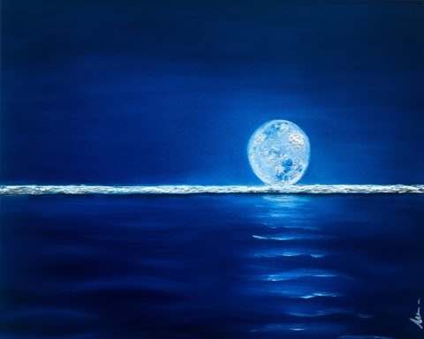 SAN BLAS Luna brillante reflejada en un océano sereno, bajo un cielo azul profundo.