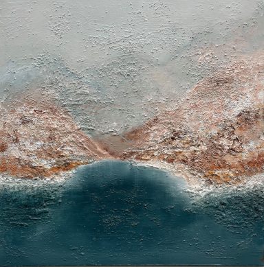KATTEGAT Abstract landscape con tonalidades suaves de marrón y azul, creando un efecto de profundidad.