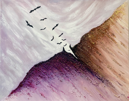 CABAT´S CAVE Montañas en tonos morados y marrones con aves volando sobre el horizonte.