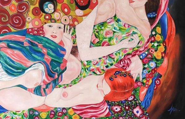 KLIMT Dos mujeres desnudas en un fondo colorido, con patrones florales vibrantes.